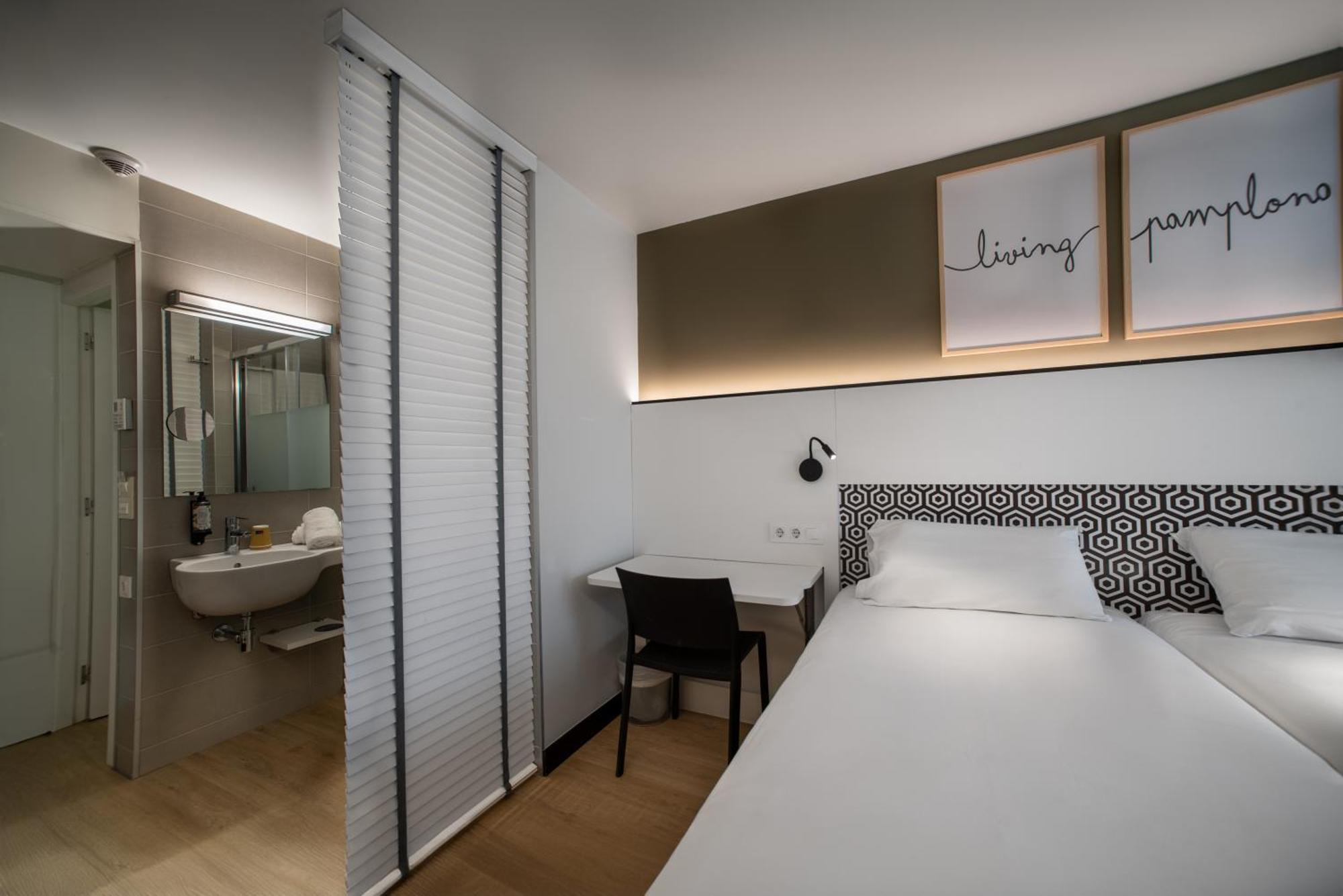 Hotel Bed4U Pamplona Cordovilla Exterior photo