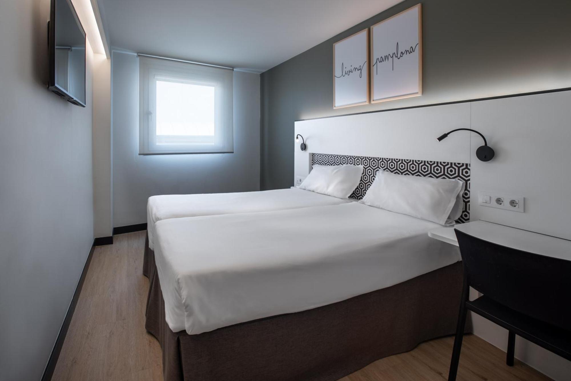 Hotel Bed4U Pamplona Cordovilla Exterior photo